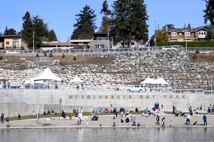Meydenbauer Bay Pier & Park (Rondeau Wharf) swimming hole near Bellevue, Washington